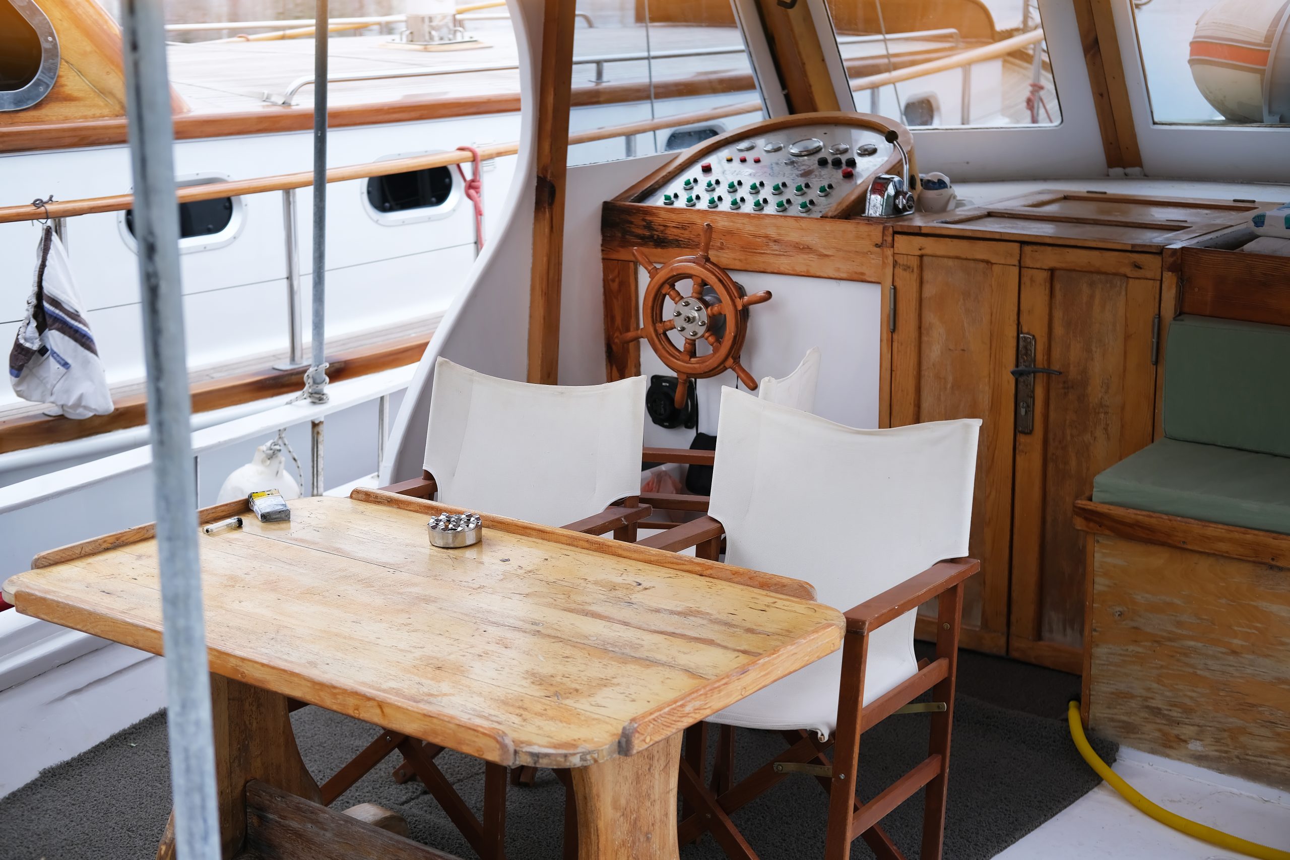 interieur-du-bateau-table-chaises-bord-ancien-yacht