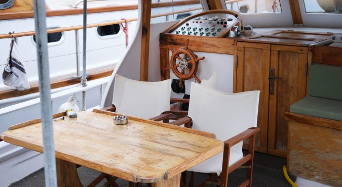 interieur-du-bateau-table-chaises-bord-ancien-yacht